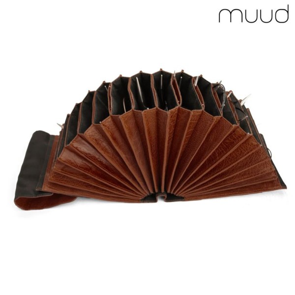 Muud Nadeletui "Betina XL", Rich Brown